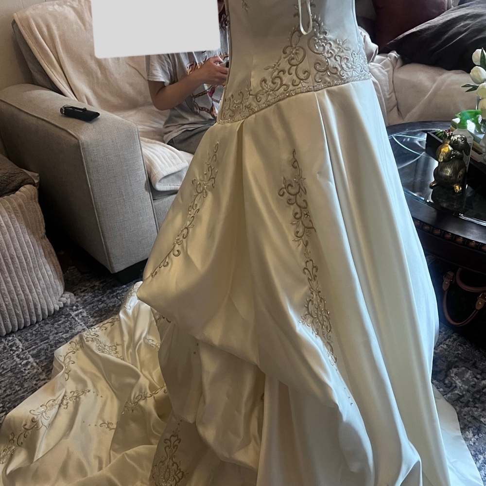 Elegant Ivory Wedding Gown with Embroidery